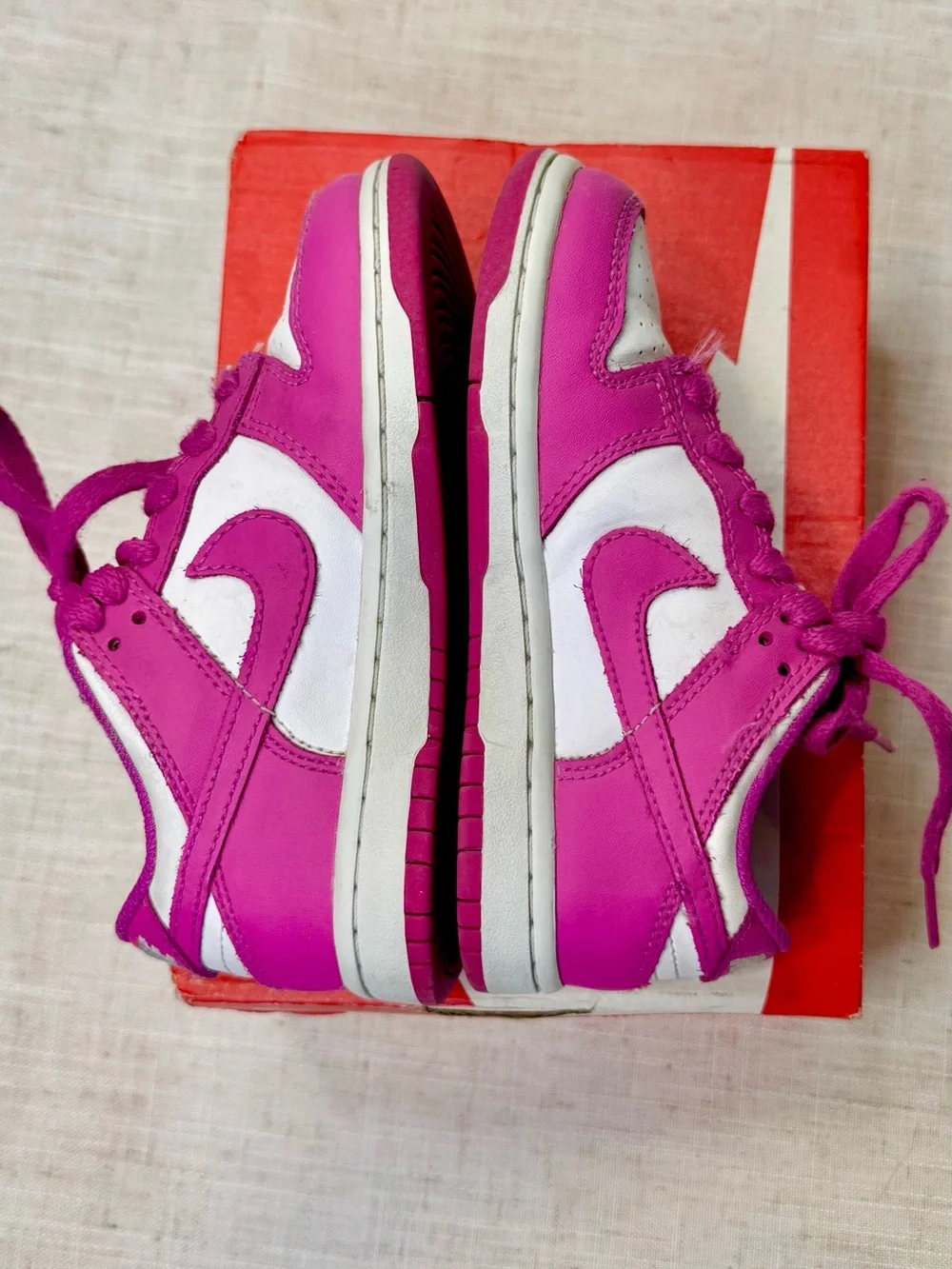 Nike Kids Low-Top Sneakers in Bright Magenta and White